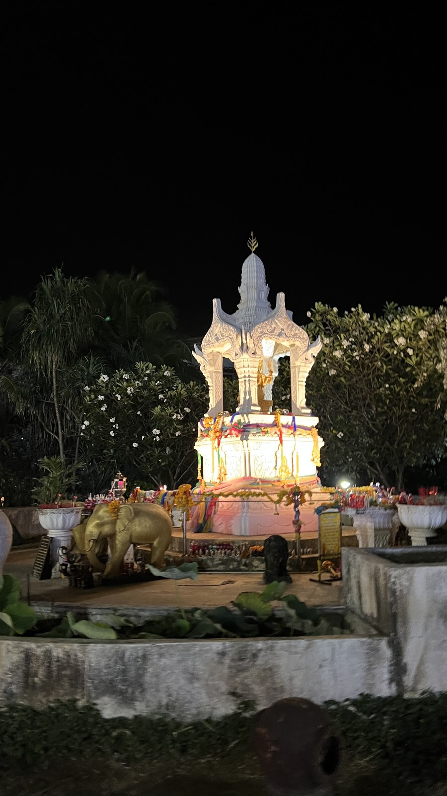 থাই ঐতিহ্যবাহী স্পিরিট হাউস (San Phra Phum) ও সোনালী হাতির প্রতিমা
